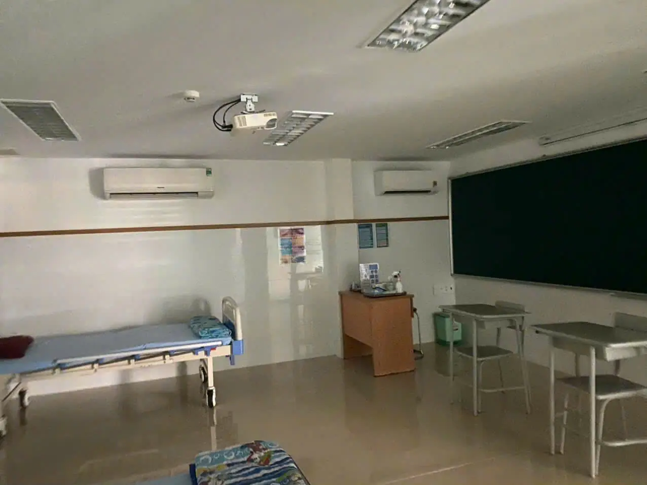 vệ sinh m&aacute;y lạnh treo tường