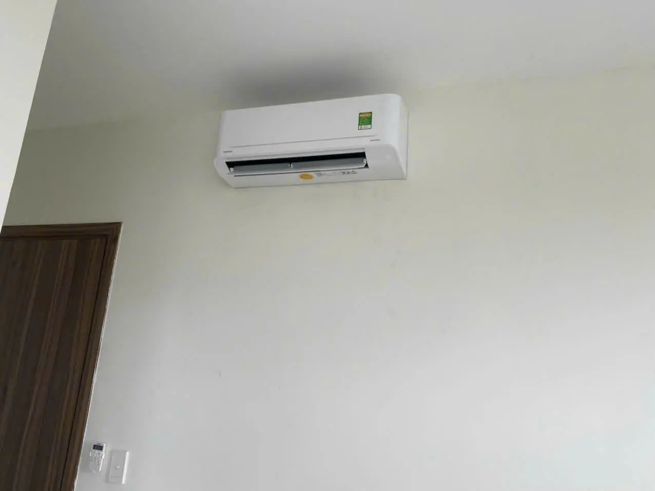 vệ sinh m&aacute;y lạnh treo tường